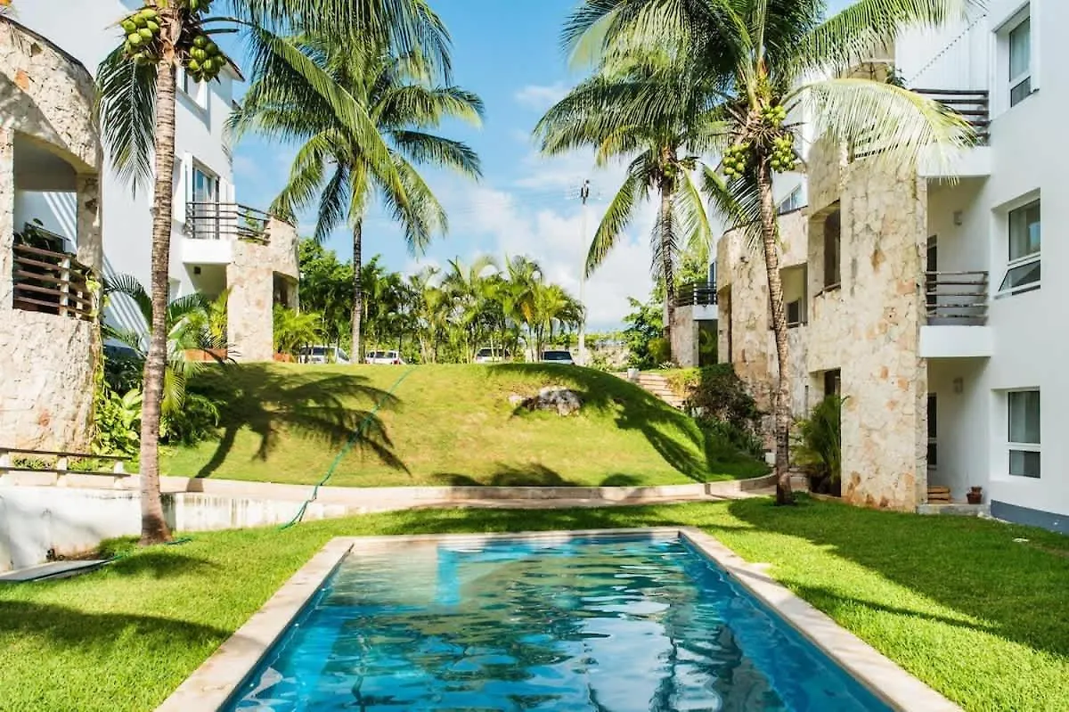 Chic Playa Retreat In Gated Community! Villa Playa del Carmen